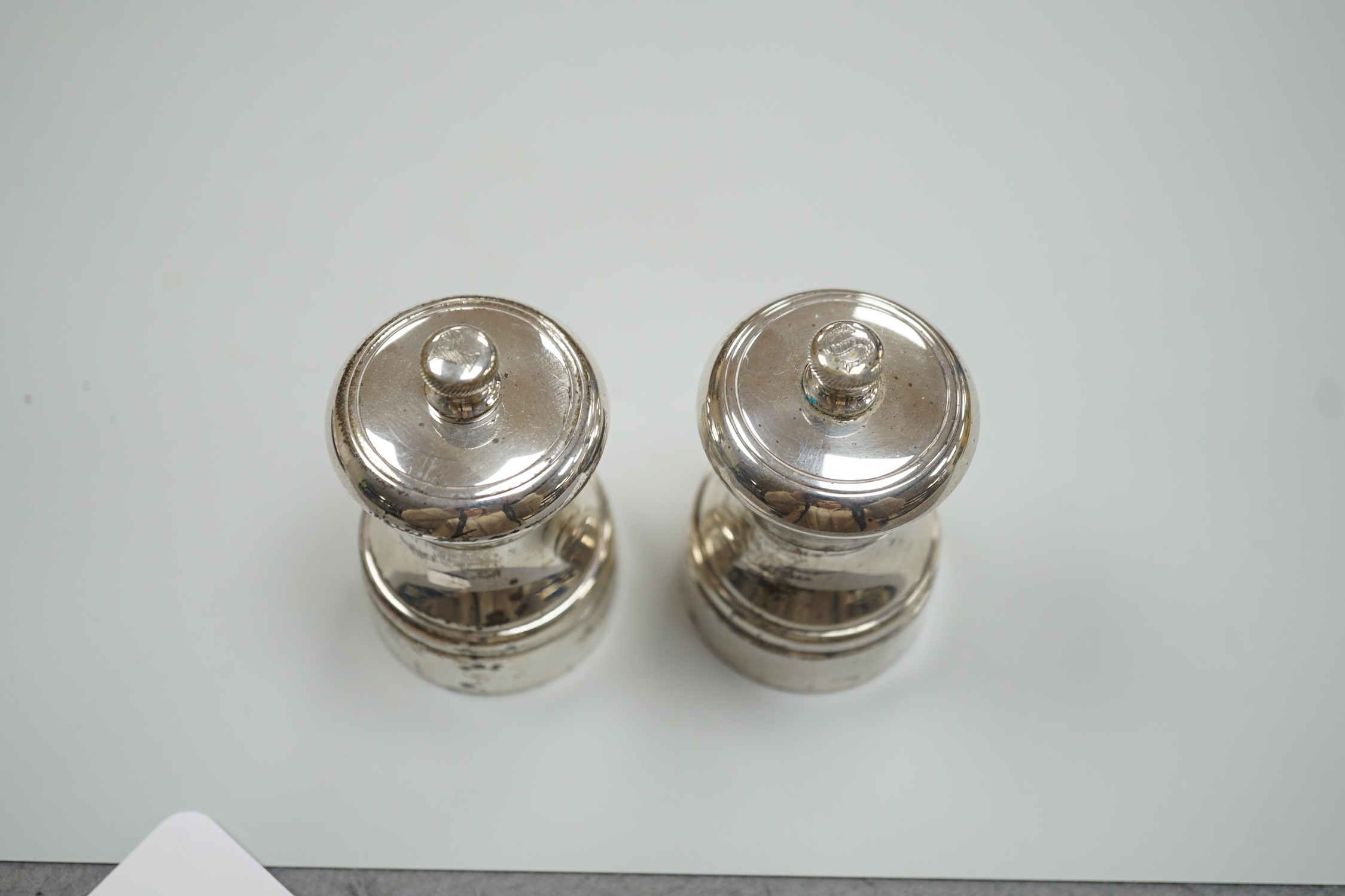 A modern pair of silver salt and pepper mills, Garrard & Co, London, 1984, 76mm.